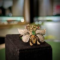 Anello farfalla con brillanti e smeraldi e rubini