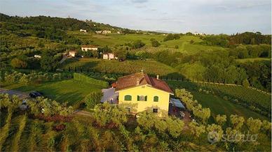Villa di 400 m² con più di 5 locali e posto auto a