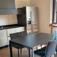 Tavolo allungabile con poano in vetro antigraffio