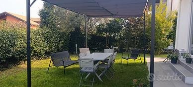 gazebo con telo,tavolo con sei sedie, panca e polt