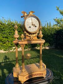 Orologio francese antico in marmo con pendolo