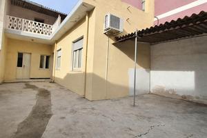 Indipendente bilivelli con cortile fronte e retro