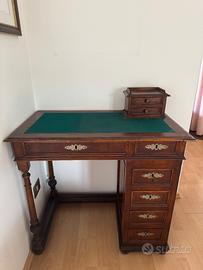Scrivania d’epoca in legno