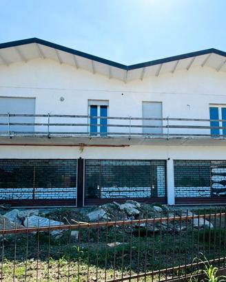 Edificio con abitazione e laboratorio