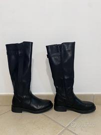 Stivali neri numero 37.