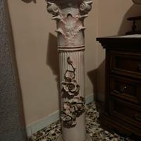 Colonna in ceramica rosa decorata