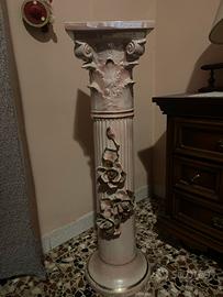 Colonna in ceramica rosa decorata