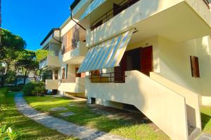Lignano Pineta, casa di testa su due livelli