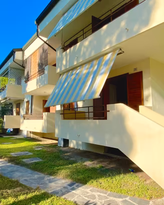Lignano Pineta, casa di testa su due livelli