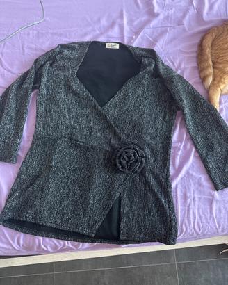 Maglione nero con punti luce e una rosa