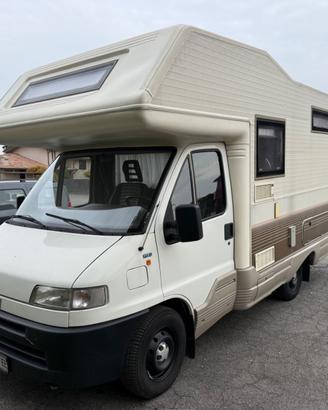 Camper mansardato sei posti letto