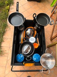 Kit campeggio completo con stoviglie