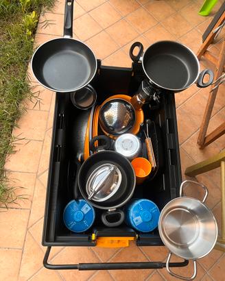 Kit campeggio completo con stoviglie