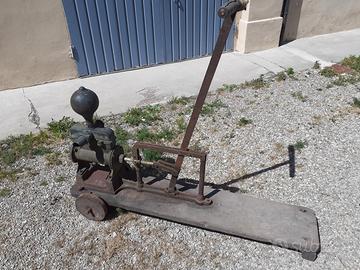 Vecchia pompa per travaso