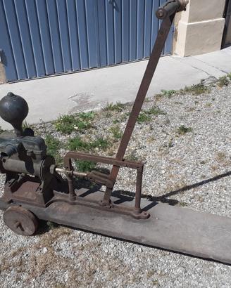 Vecchia pompa per travaso