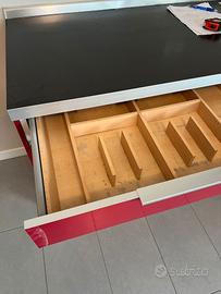 cucina senza pensilline con elettrodomestici 