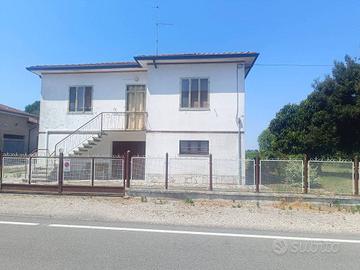 Villa di 150 m² con più di 5 locali e box auto a C