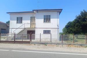 Villa di 150 m² con più di 5 locali e box auto a C