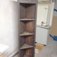 Angoliera in legno intagliata a mano vintage