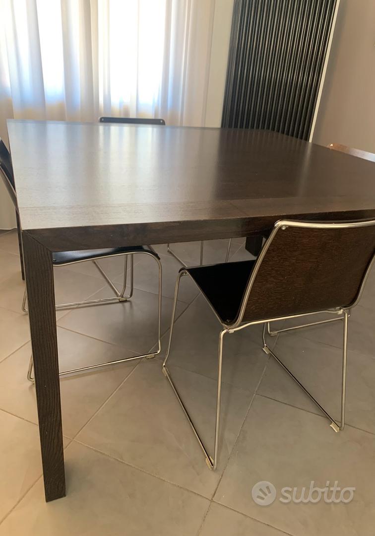 Tavolo quadrato tinta wengè 140x140 più sedie Arredamento e