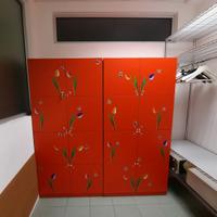 Armadietto rosso a moduli con chiave.