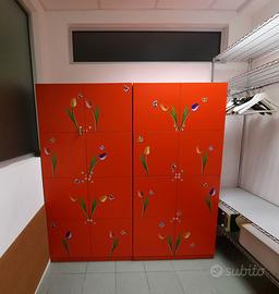 Armadietto rosso a moduli con chiave.