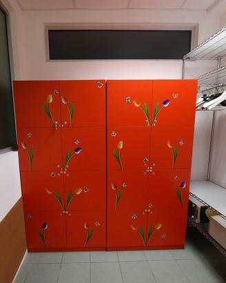 Armadietto rosso a moduli con chiave.