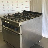 Cucina a GAS con 4 fuochi + colonna acqua + forno