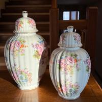 Coppia di vasi decorativi in porcellana floreale