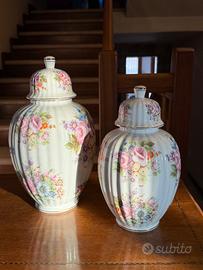 Coppia di vasi decorativi in porcellana floreale