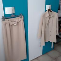 Tailleur giacca con spalline e gonna Conbipel