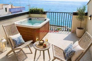 Casa, Giardini-Naxos.