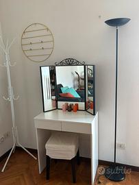 Scrivania da trucco con specchio e sgabello