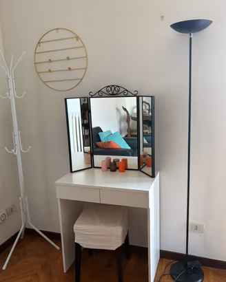 Scrivania da trucco con specchio e sgabello