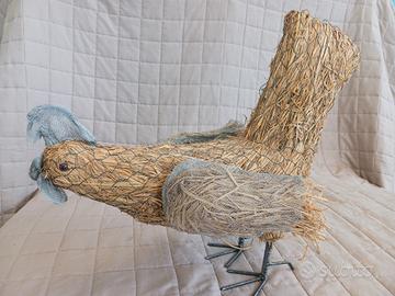 Gallo trash art. Paglia, rete metallica, ferro