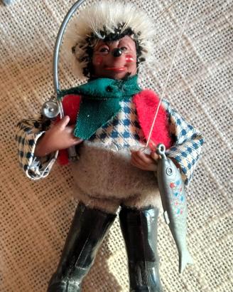 Statuetta vintage del riccio Mecki pescatore
