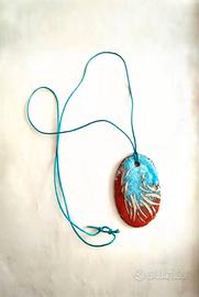 Collana con ciondolo ovale realizzato in pietra la