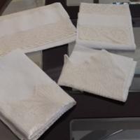 Corredo di tovaglie da bagno fatte a mano