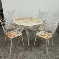 Tavolo e sedie in ferro