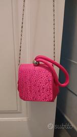 Pochette fucsia con patta ricoperta di strass