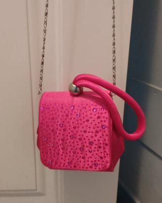 Pochette fucsia con patta ricoperta di strass