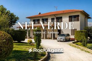 Villa di 307 m² con più di 5 locali e box auto a A
