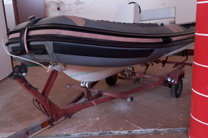 Gommone con relativo carrello