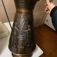 Vaso in  bronzo con rilievi