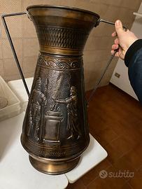 Vaso in  bronzo con rilievi