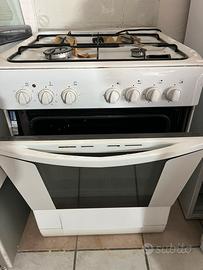 Cucina gas Indesit 4 fuochi forno bianca top crist