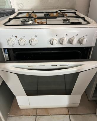 Cucina gas Indesit 4 fuochi forno bianca top crist