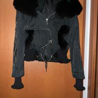 Giacca corta con collo di pelliccia