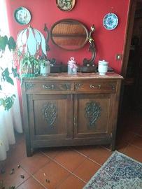 Credenza bassa antica in legno con specchiera