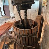 torchio per uva (vino) e botti di cemento